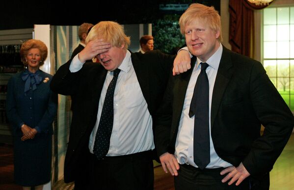Primarul Londrei, Boris Johnson, pozează cu o figură de ceară a lui însuși la muzeul de ceară Madam Tussauds din Londra, 5 mai 2009, - Sputnik Moldova-România