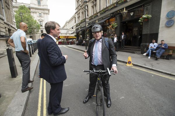 Premierul Boris Johnson merge pe bicicletă. Imaginea a fost surprinsă pe 23 iunie. - Sputnik Moldova
