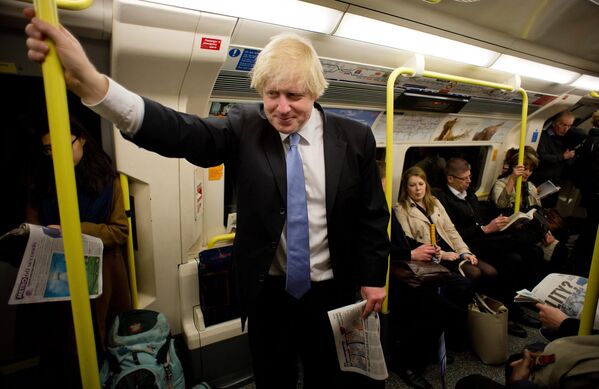 Primarul Londrei Boris Johnson  călătorește cu metroul londonez după ce și-a exprimat votul la o secție de votare din nordul Londrei în timpul alegerile locale din 3 mai 2012. - Sputnik Moldova-România