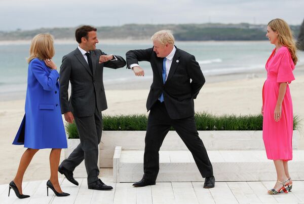 Prim-ministrul Marii Britanii Boris Johnson îl salută pe președintele Franței Emmanuel Macron, în timpul primirii oaspeților la hotelul Carbis Bay, înainte de Summit-ul G7 care s-a desfășurat în data de 11 iunie 2021. - Sputnik Moldova-România
