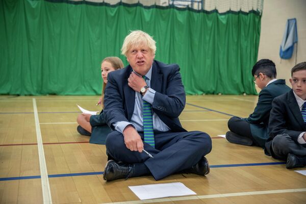 Prim-ministrul Marii Britanii, Boris Johnson, face gesturi în timpul unei vizite la o școală din Londra. Imaginea a fost surprinsă, miercuri, 26 august 2020.  - Sputnik Moldova