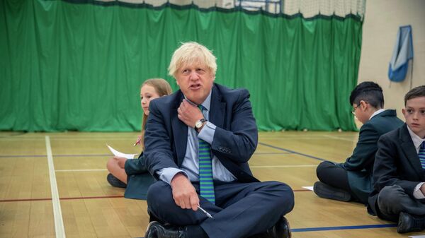 Премьер-министр Великобритании Борис Джонсон во время визита в школу Касл-Рок в Коулвилле, Англия - Sputnik Молдова