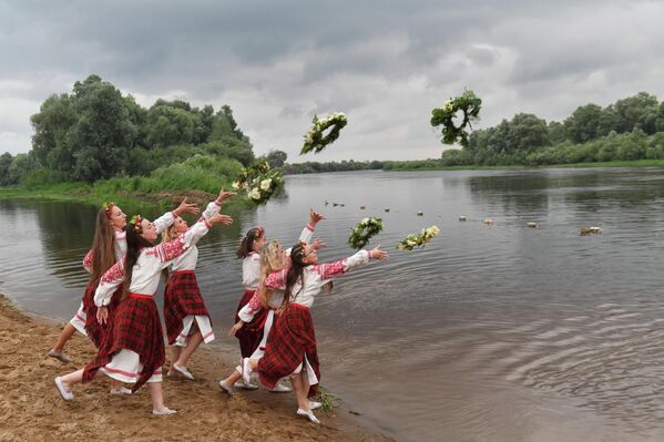 Девушки бросают венки в воду в день Ивана Купалы, Беларусь. - Sputnik Молдова