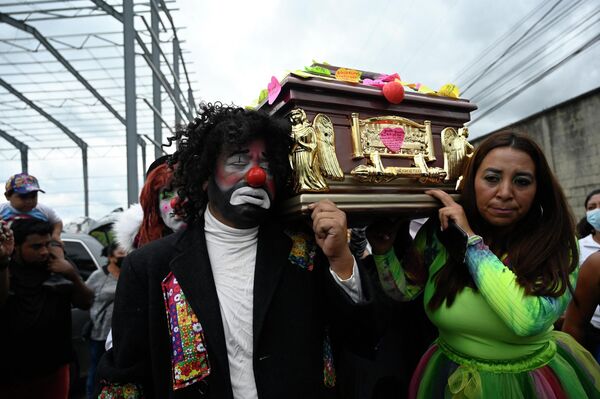 Гватемальские клоуны и родственники несут гроб с телом актрисы Джоселин Чакон в Аматитлане. - Sputnik Молдова