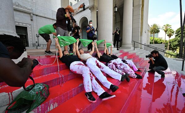 Активисты за права на аборт лежат на ступенях мэрии во время акции протеста в Лос-Анджелесе. - Sputnik Молдова