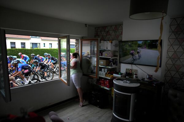 Женщина приветствует гонщиков во время четвертого этапа велогонки Тур де Франс, Франция. - Sputnik Молдова