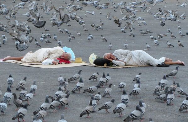 Голуби окружают спящих паломников у Большой мечети в священном городе Мекке в Саудовской Аравии. - Sputnik Молдова