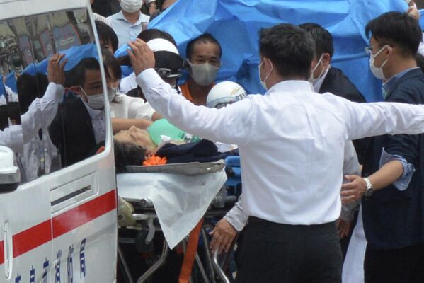 Fostul premier japonez Shinzo Abe este transportat într-o ambulanță după ce a fost împușcat în orașul Nara - Sputnik Moldova-România