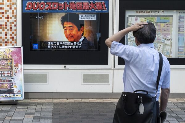 Мужчина смотрит новости о нападении на бывшего премьер-министра Японии Синдзо Абэ ранее в тот же день, на одной из улиц Токио, 8 июля 2022 года. - Sputnik Молдова