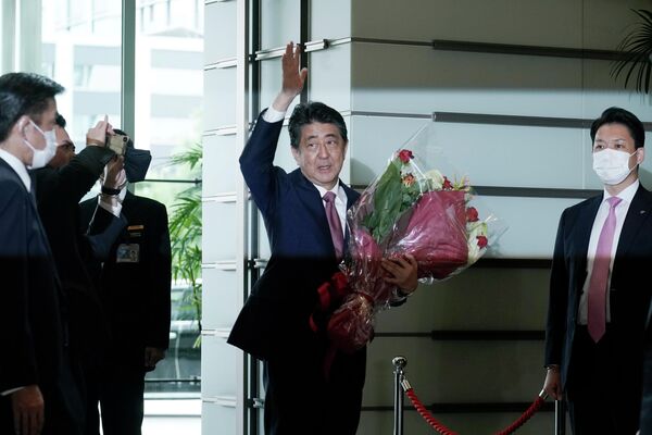 Prim-ministrul în exercițiu al Japoniei, Shinzo Abe, iese din biroul său după ce a demisionat  . Abe împreună cu cu cabinetul de miniștri și-au dat demisia pe 16 septembrie 2020 deschizând calea  succesorului său, Yoshihide Suga, după confirmarea parlamentară mai târziu în cursul zilei. - Sputnik Moldova-România