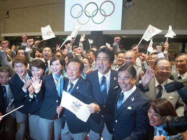 Bucuria delegației japoneze după anunțarea Tokyo ca gazdă a Jocurilor Olimpice de vară din 2020 în cadrul celei de-a 125-a sesiuni a IOC de la Buenos Aires. Centru stânga: primarul Tokyo Naoki Inose. Al doilea și al treilea din dreapta sunt directorul executiv al Comitetului de licitație Tokyo 2020, Masato Mizuno, și prim-ministrul japonez Shinzo Abe. - Sputnik Moldova-România