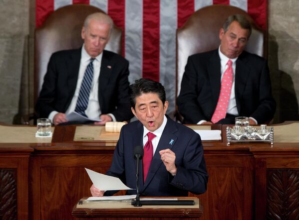 Premierul japonez Shinzo Abe vorbește în fața unei reuniuni comune a Congresului, miercuri, 29 aprilie 2015, pe Capitol Hill din Washington. Vicepreședintele Joe Biden, stânga, și președintele Camerei John Boehner din Ohio ascultă. - Sputnik Moldova-România