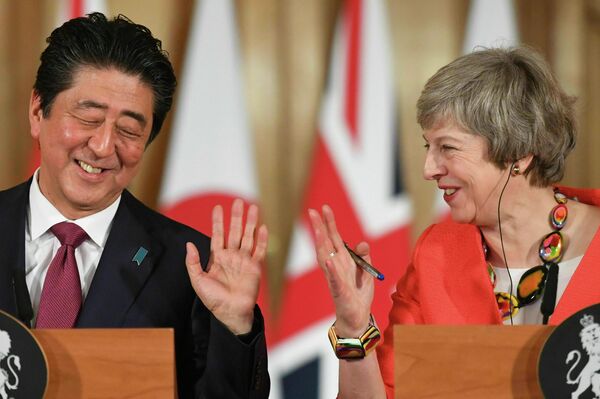 Premierul Marii Britanii Theresa May și prim-ministrul Japoniei Shinzo Abe, stânga, susțin o conferință de presă la 10 Downing Street, Londra, după o întâlnire bilaterală, joi, 10 ianuarie 2019. - Sputnik Moldova-România