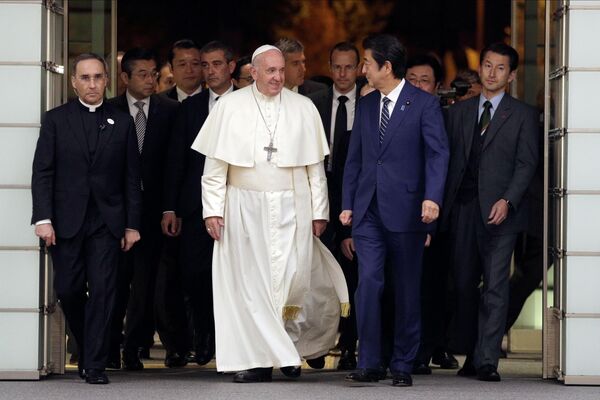 Papa Francisc se întâlnește cu premierul japonez Shinzo Abe la Kantei luni, 25 noiembrie 2019, la Tokyo, Japonia. - Sputnik Moldova-România