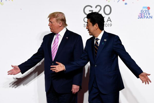 Președintele Donald Trump se întâlnește cu premierul japonez Shinzo Abe la sosirea lui la summitul G-20 de la Osaka, Japonia, vineri, 28 iunie 2019. - Sputnik Moldova-România