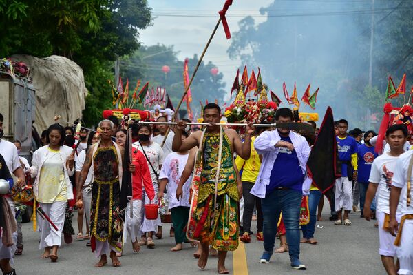 Participanții la festivalul celor nouă zei împărați. Evenimentul a avut loc pe 13 iulie în provincia Narathiwat, din sudul Thailandei. - Sputnik Moldova