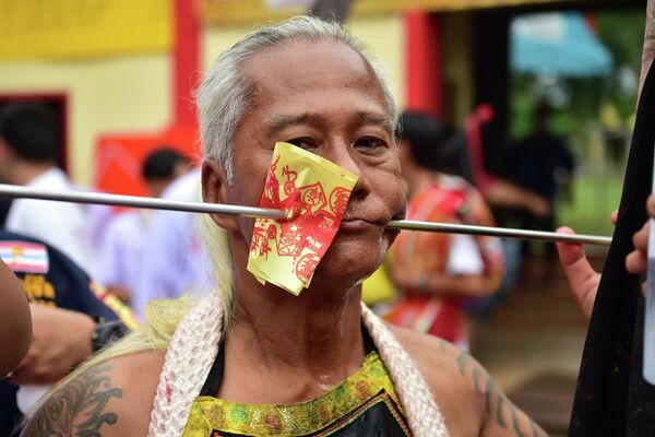 Un bărbat și-a înfipt un ac imens în obraz la festivalul celor nouă zei împărați. Evenimentul a avut loc pe 13 iulie în provincia Narathiwat, din sudul Thailandei. - Sputnik Moldova