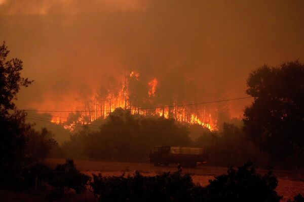 Лесной пожар в деревне Бемпоста, Португалия. - Sputnik Молдова