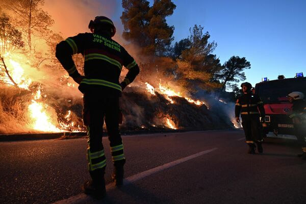Pompieri urmăresc incendiul de lângă Zaton, Croația, Miercuri, 13 iulie 2022. Alimentate de vântul puternic, flăcările au făcut răvadii în Marea Adriatică, cea mai dramatică situație fiind în apropierea orașului Sibenik - Sputnik Moldova-România