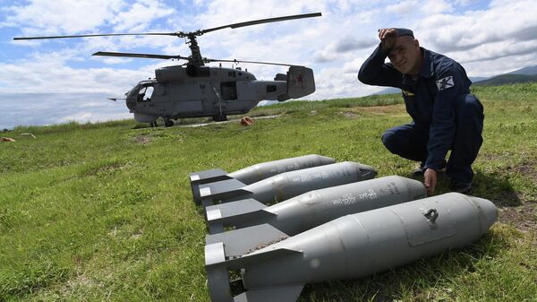 Авиационный специалист перед подвеской учебных бомб к противолодочному вертолету Ка-27 - Sputnik Moldova-România