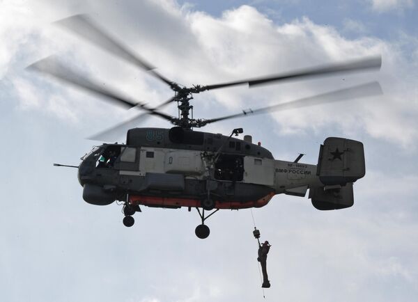 Un elicopter de căutare și salvare Ka-27PS ridică un manechin la bord în timpul unui antrenament care se desfășoară la garnizoana de aviație Nikolaevka a Flotei Pacificului din Ținutul Primorie. - Sputnik Moldova-România