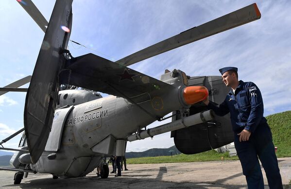 Un pilot militar înainte de zborul de antrenament la garnizoana de aviație Nikolaevka a Flotei Pacificului din Ținutul Primorie. - Sputnik Moldova-România