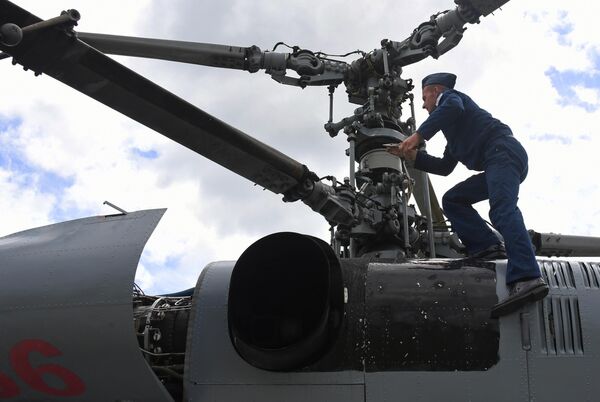 Un tehnician în aviație pregătește un elicopter pentru un zbor de antrenament. - Sputnik Moldova-România