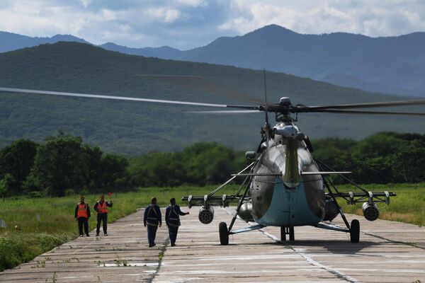 Un elicopter Mi-8 înainte de un zbor de antrenament la garnizoana de aviație Nikolaevka a Flotei Pacificului din Ținutul Primorie. - Sputnik Moldova-România