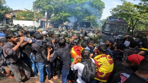 Sri Lanka:  protestatarii au luat cu asalt reședința premierului din Colombo - Sputnik Moldova-România