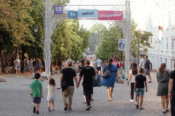 În prima zi a Festivalului, 14 iunie 2022, chișinăuienii și oaspeții Capitalei au putut să participe la diverse activități cultural-artistice, desfășurate în centrul orașului și în sectoare. - Sputnik Moldova
