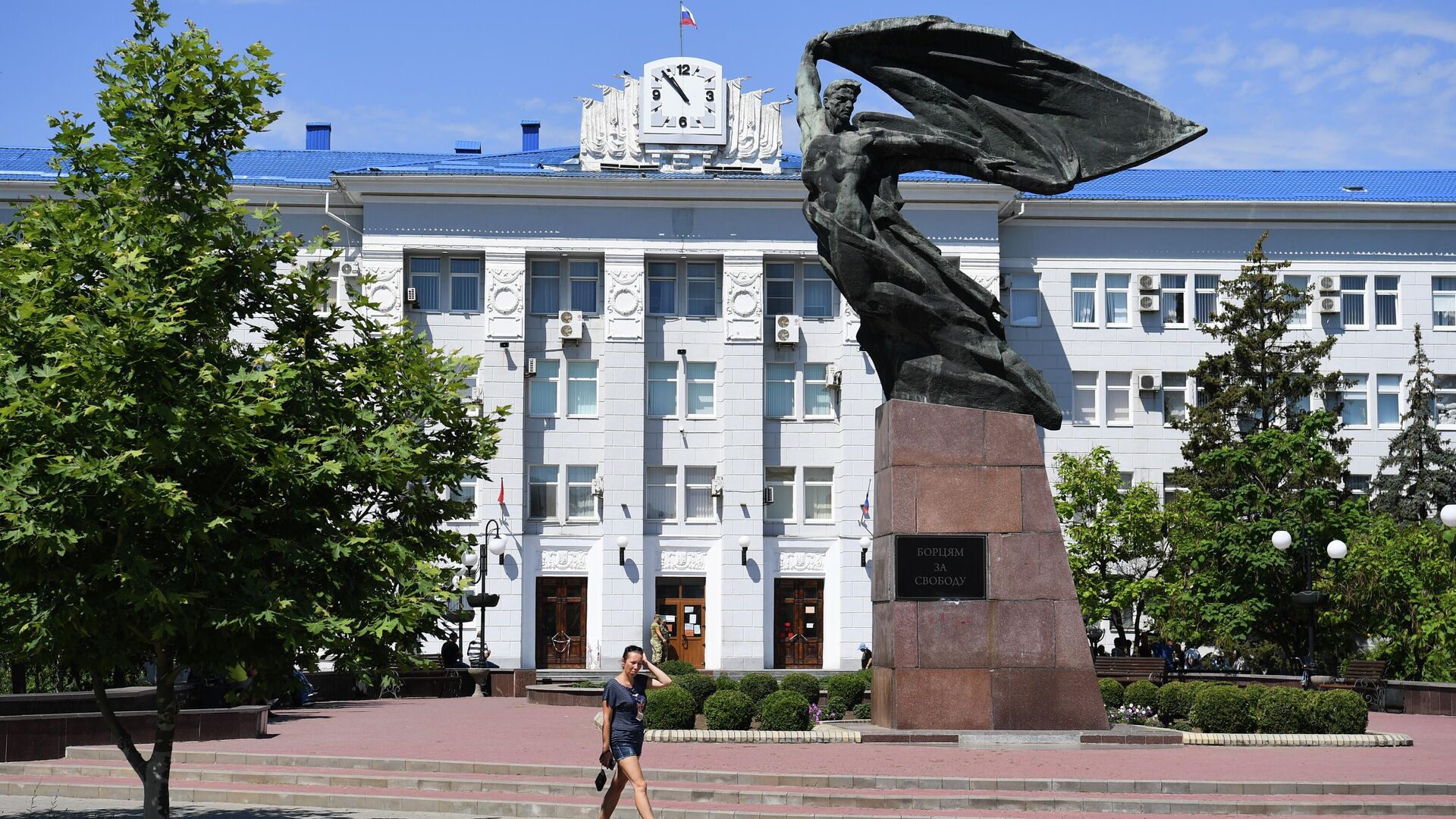 Памятник Борцам за свободу и здание Бердянского городского совета - Sputnik Moldova-România, 1920, 15.07.2022