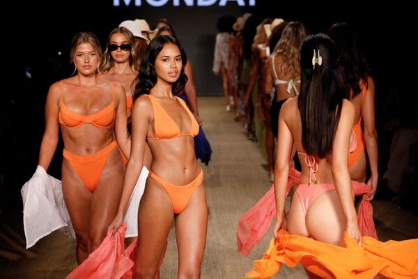 Модели идут по подиуму показа мод купальников в понедельник во время Paraiso Miami Beach в The Paraiso Tent 14 июля 2022 года в Майами-Бич, Флорида. - Sputnik Молдова