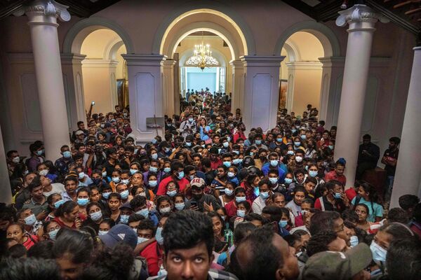 Люди толпятся в официальной резиденции президента Готабая Раджапакса второй день после штурма в Коломбо, Шри-Ланка, понедельник, 11 июля 2022 года. - Sputnik Молдова