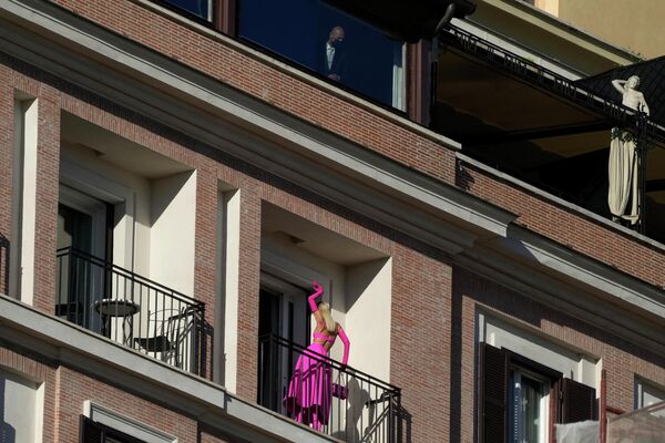 Женщина позирует на балконе перед началом показа женской коллекции Valentino Осень-Зима 2022-2023 Haute Couture, представленной в Риме. - Sputnik Молдова
