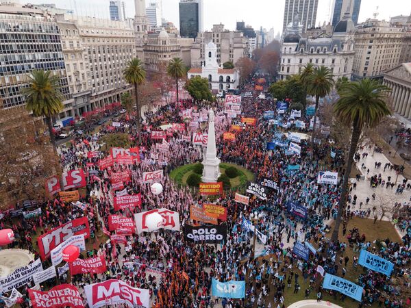 Протестующие собираются на Пласа-де-Майо, чтобы призвать к всеобщей забастовке и прекращению платежей по соглашению Аргентины с МВФ на фоне растущей инфляции и экономической нестабильности в стране, в Буэнос-Айресе, Аргентина, в субботу, 9 июля 2022 года. - Sputnik Молдова