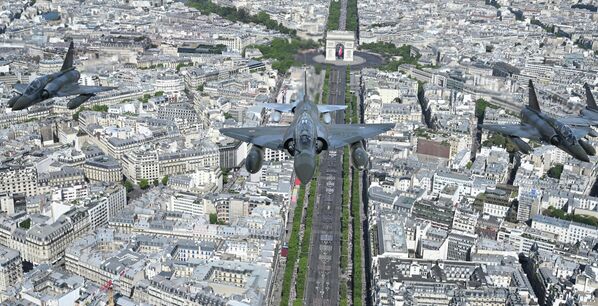 Вид с воздуха показывает, как истребители Mirage 2000 совершают облет во время военного парада в честь Дня взятия Бастилии над Елисейскими полями в Париже 14 июля 2022 года. - Sputnik Молдова