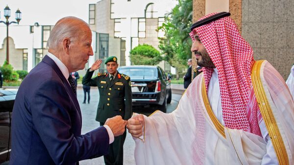 Mohammed bin Salman (d) îl salută pe președintele american Joe Biden (s) - Sputnik Moldova