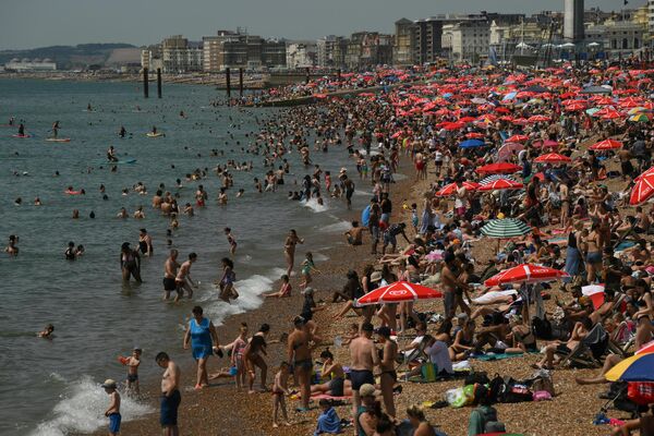 Люди отдыхают на пляже во время жары в Великобритании. - Sputnik Молдова