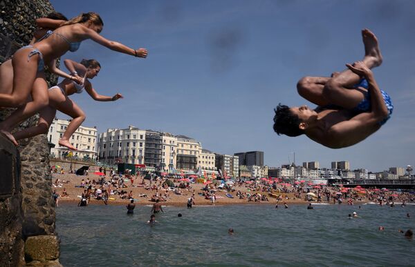 Люди отдыхают на пляже во время жары в Великобритании. - Sputnik Молдова