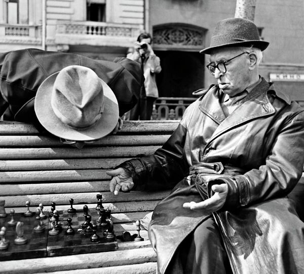Pensionarii joacă șah pe o bancă din parc. (Expoziție foto APN-69). Fotografie de epocă. - Sputnik Moldova-România