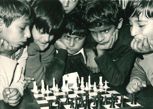 Copiii de migranți învață jocul de șah. Poza este una dintr-o serie de fotografii care reflectă planul strategic, obiectivele și acțiunile întreprinse de consiliile locale din Sydney în perioada 1977-1980.Această bibliotecă oferea copiilor din familiile numeroase sau social vulnerabile un loc unde era posibil ca ei să-și facă temele pentru acasă în pace și liniște și unde pot folosi cărțile în limbi străine. - Sputnik Moldova-România