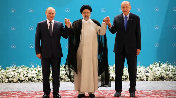 Președintele rus Vladimir Putin, președintele iranian Ebrahim Raisi și președintele turc Recep Tayyip Erdogan în timpul unei ședințe foto comune înainte de începere a reuniunii șefilor de stat  - Sputnik Moldova-România