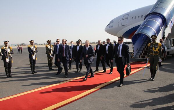 Președintele rus Vladimir Putin la ceremonia de bun venit pe aeroportul din Teheran. - Sputnik Moldova-România