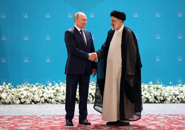 Președintele rus Vladimir Putin și președintele iranian Ebrahim Raisi înainte de începerea întâlnirii șefilor de stat din cele trei țări din cadrul procesului Astana - Sputnik Moldova-România