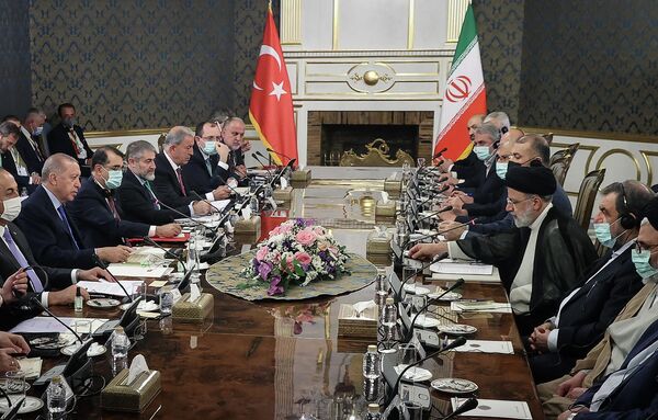 Această imagine fișă publicată la 19 iulie 2022 de Biroul de presă al președinției turce prezintă pe președintele turc Recep Tayyip Erdogan și președintele iranian Ebrahim Raisi participând la cea de-a șaptea reuniune a Consiliului de cooperare la nivel înalt Turcia-Iran de la Teheran. - Sputnik Moldova-România
