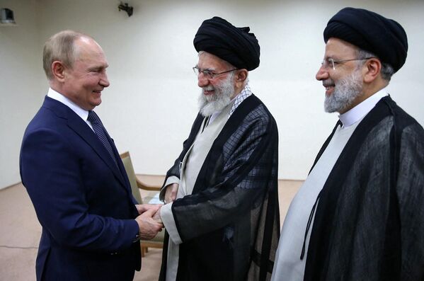O fotografie oferită de biroul de presă a liderului suprem iranian, ayatollahul Ali Khamenei, îl arată primindu-l pe președintele rus Vladimir Putin în prezența omologul său iranian Ebrahim Raisi la Teheran pe 19 iulie 2022.  - Sputnik Moldova-România