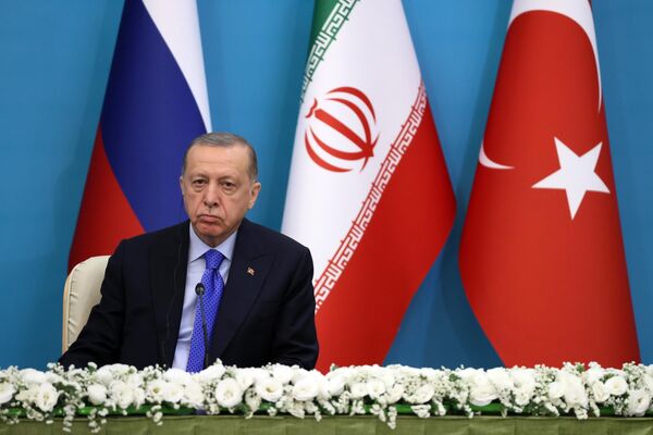 Președintele turc Recep Tayyip Erdogan la conferința de presă comună cu președintele iranian Ebrahim Raisi și președintele rus Vladimir Putin. - Sputnik Moldova-România