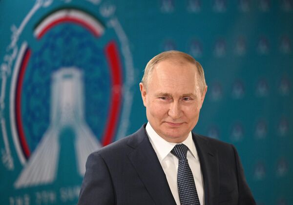 Президент РФ Владимир Путин отвечает на вопросы журналистов после встречи глав государств - гарантов Астанинского процесса содействия сирийскому урегулированию - Sputnik Молдова