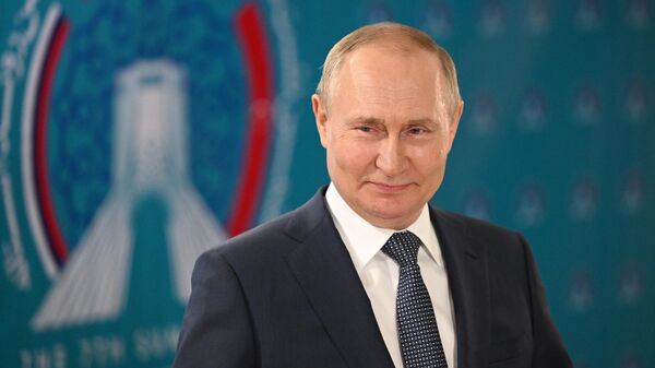 Президент РФ Владимир Путин отвечает на вопросы журналистов после встречи глав государств - гарантов Астанинского процесса содействия сирийскому урегулированию - Sputnik Молдова