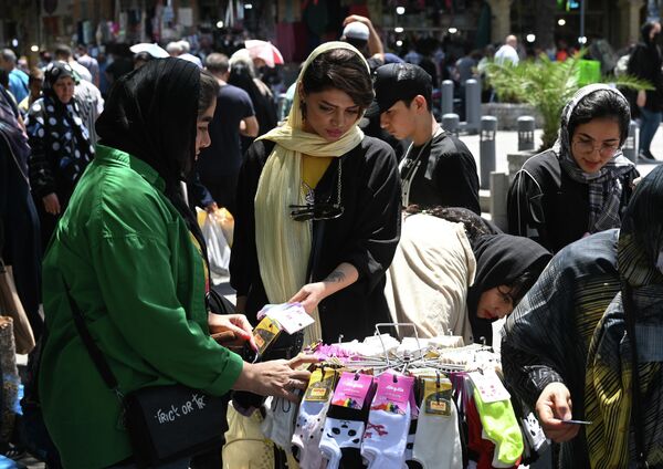 Oameni de la Marele Bazar din Teheran. - Sputnik Moldova-România
